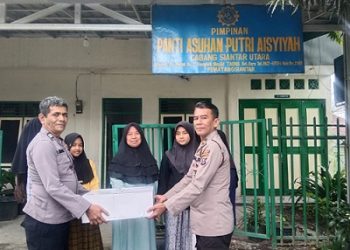 Kanit Binmas IPDA H. Matondang dan Bhabinkamtibmas AIPTU P. Simanjuntak menyampaikan titipan kue HUT Bhayangkara Ke 80 Tahun 2026 dari Kapolres Pematangsiantar AKBP Sah Udur T.M. Sitinjak SH. SIK. MH ke Panti Asuhan Putri Aisyiyah