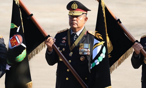 Kapolda Sumut Irjen Pol. Whisnu Hermawan Februanto, S.I.K., M.H menerima langsung Tanda Kehormatan Nugraha Sakanti. (Foto Ist)