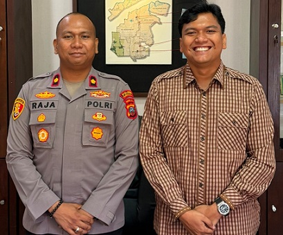 Tokoh muda Sumut, Tumpal Utrecht Napitupulu SH, MH -Kapolsek Medan Labuhan Kompol D Raja Putra Napitupulu. (Foto Ist)