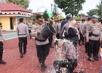 Kabag SDM Kompol Manaek Sahala Ritonga, S.H. M.H ikut mandikan air bunga kepada personil naik pangkat