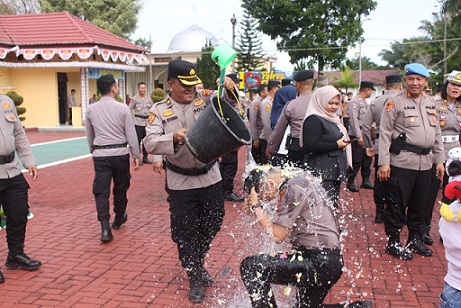Kabag SDM Kompol Manaek Sahala Ritonga, S.H. M.H ikut mandikan air bunga kepada personil naik pangkat