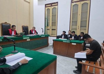 Tim penasihat hukum (PH) mantan Kepala Dinas Sosial dan Pemberdayaan Masyarakat Desa (PMD) Kabupaten Samosir, Agust Fitri Karo-karo saat menyampaikan eksepsi. (Foto Ist)