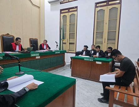 Tim penasihat hukum (PH) mantan Kepala Dinas Sosial dan Pemberdayaan Masyarakat Desa (PMD) Kabupaten Samosir, Agust Fitri Karo-karo saat menyampaikan eksepsi. (Foto Ist)