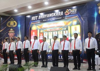 Kapolres Simalungun AKBP Marganda Aritonang, S.I.K., S.H., M.M berikan piagam penghargaan kepada Kanit Tipiter Sat Reskrim IPDA Gagas D, S.Trk. MH dan Tim Opsnal