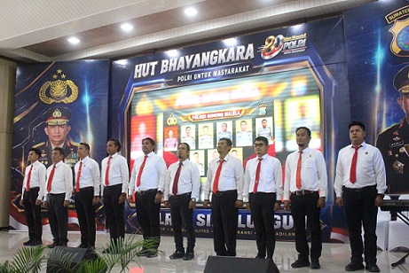 Kapolres Simalungun AKBP Marganda Aritonang, S.I.K., S.H., M.M berikan piagam penghargaan kepada Kanit Tipiter Sat Reskrim IPDA Gagas D, S.Trk. MH dan Tim Opsnal