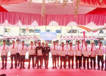 Kapolres Pematangsiantar AKBP Sah Udur T.M Sitinjak SH. SIK. MH saat berikan Piagam Penghargaan kepada Kasat Resnarkoba AKP Irwanta Sembiring SH. MH dan para personil