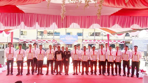 Kapolres Pematangsiantar AKBP Sah Udur T.M Sitinjak SH. SIK. MH saat berikan Piagam Penghargaan kepada Kasat Resnarkoba AKP Irwanta Sembiring SH. MH dan para personil