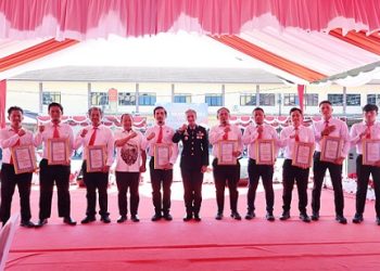 Kapolres Pematangsiantar AKBP Sah Udur T.M. Sitinjak SH. SIK. MH saat memberikan Piagam Penghargaan kepada Kanit Jatanras IPDA Revanto Barasa SH dan Tim Opsnal 