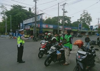 Kanit Kamsel IPDA Serly Tarigan dan personilnya Laksanakan Binluh dan Dikmas Lantas kepada Pengendara Gojek di Jaln Sutomo