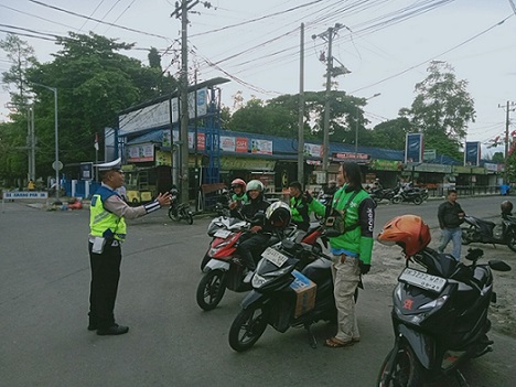 Kanit Kamsel IPDA Serly Tarigan dan personilnya Laksanakan Binluh dan Dikmas Lantas kepada Pengendara Gojek di Jaln Sutomo
