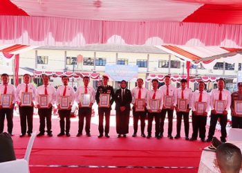 Kapolres Pematangsiantar AKBP Sah Udur T.M. Sitinjak SH. SIK. MH memberikan Piagam Penghargaan kepada AKP Sandi Riz Akbar S.Tr.K. S.I.K. M.H, Kanit Jatanras IPDA Revanto Barasa SH dan personil