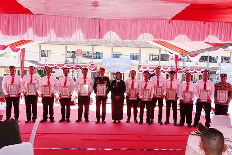 Kapolres Pematangsiantar AKBP Sah Udur T.M. Sitinjak SH. SIK. MH memberikan Piagam Penghargaan kepada AKP Sandi Riz Akbar S.Tr.K. S.I.K. M.H, Kanit Jatanras IPDA Revanto Barasa SH dan personil