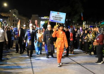 Wali Kota Pematangsiantar Wesly Silalahi SH MKn memimpin penampilan Pesona Budaya Simalungun serta Ragam Etnis di Karnaval Budaya Nusantara “The Sparkling of Local Heroes & Culture”
