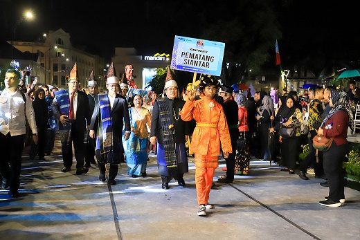 Wali Kota Pematangsiantar Wesly Silalahi SH MKn memimpin penampilan Pesona Budaya Simalungun serta Ragam Etnis di Karnaval Budaya Nusantara “The Sparkling of Local Heroes & Culture”