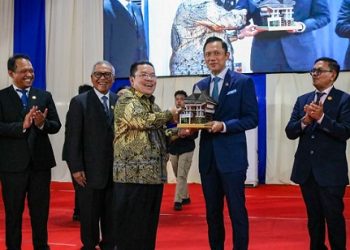 Wali Kota Pematangsiantar Wesly Silalahi SH MKn serahkan cenderamata kepada Menteri Koordinator Infrastruktur dan Pembangunan Kewilayahan (Menko Infra) Agus Harimurti Yudhoyono (AHY)