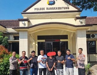 Pelaku BS alias Ray Mahesa saat diamankan Kanti Reskrim IPDA B. Situngkir dan Tim di Polsek Rangkasbitung