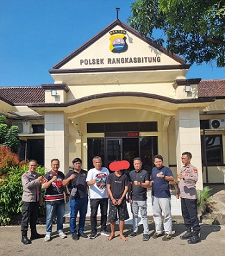 Pelaku BS alias Ray Mahesa saat diamankan Kanti Reskrim IPDA B. Situngkir dan Tim di Polsek Rangkasbitung
