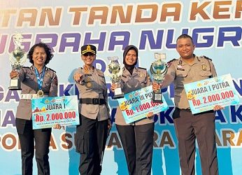 Kapolres Pematangsiantar AKBP Sah Udur T.M. Sitinjak SH. SIK. MH photo bersama ketiga personil yang meraih juara di Pekan Olahraga dan Rohani Tahun 2026 usai menerima piagam penghargaan dari Kapolda Sumut