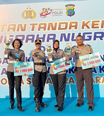 Kapolres Pematangsiantar AKBP Sah Udur T.M. Sitinjak SH. SIK. MH photo bersama ketiga personil yang meraih juara di Pekan Olahraga dan Rohani Tahun 2026 usai menerima piagam penghargaan dari Kapolda Sumut