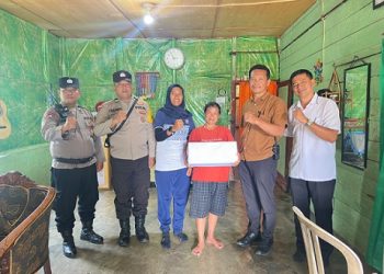 Kapolsek Siantar Selatan IPTU Suhaira Marbun SH didampingi Kanit Reskrim IPDA J. Manihuruk SH, Kanit Intel IPDA WF. Munthe. PS. Kanit Binmas AIPTU Panogaran Manurung berikan bansos kepada Ibu Uli Mawarti Hulu 