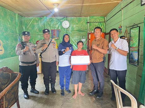 Kapolsek Siantar Selatan IPTU Suhaira Marbun SH didampingi Kanit Reskrim IPDA J. Manihuruk SH, Kanit Intel IPDA WF. Munthe. PS. Kanit Binmas AIPTU Panogaran Manurung berikan bansos kepada Ibu Uli Mawarti Hulu