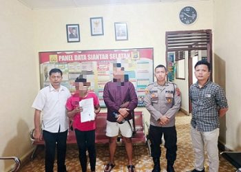 Kanit Reskrim IPDA J. Manihuruk SH bersama personil saat selesaikan dugaan pencurian di warkop jalan Gereja dengan problem solving