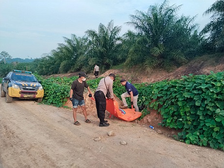 Tim Inafis dan Polsek Gunung Malela saat evakuasi jenajah korban dari TKP