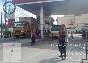 AIPTU Marah Halimsyah Manurung, AIPTU Frans Saragih, AIPDA T. IVO Perangin angin, AIPDA Andriansyah Sinulingga dan BRIPKA Agus Rumahorbo melaksanakan patroli dan monitoring pengisian Bahan Bakar Minyak (BBM) di SPBU