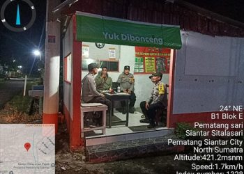 Piket Bhabinkamtibmas AIPTU J. Hutahuruk, Aipda Abdul Malik dan Aipda Fadlan Fahmi melaksanakan SALING (Sapa Siskamling) di Pos Kamling Jalan Sitalasari