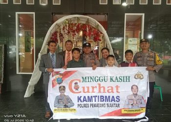 PS. Kanit Binmas AIPTU Panogaran Manurung dan Bhabinkamtibmas melaksanakan kegiatan Minggu Kasih Curhat Kamtibmas di Sopo Godang NHKBP Jalan Gereja