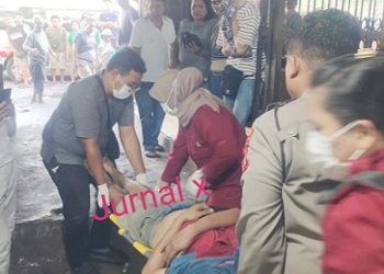 Kasub Sektor Pasar Horas AIPTU Edi Syahputra SH bersama tim Ambulance PSC 119 saat evakuasi jenajah korban dari TKP