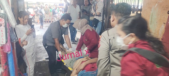 Kasub Sektor Pasar Horas AIPTU Edi Syahputra SH bersama tim Ambulance PSC 119 saat evakuasi jenajah korban dari TKP