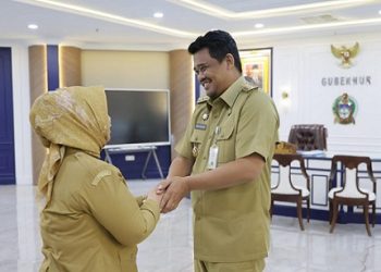 Gubernur Sumut Muhammad Bobby Afif Nasution menyerahkan Surat Keputusan (SK) sebagai Pelaksana Tugas (Plt) Bupati Langkat kepada Wakil Bupati Langkat Tiorita Surbakti. (Foto Ost)
