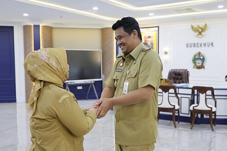 Gubernur Sumut Muhammad Bobby Afif Nasution menyerahkan Surat Keputusan (SK) sebagai Pelaksana Tugas (Plt) Bupati Langkat kepada Wakil Bupati Langkat Tiorita Surbakti. (Foto Ost)