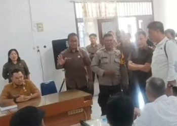 Kericuhan terjadi diruang rapat Kantor PUD Pasar Kota Medan tampak Direktur Utama PUD Pasar Kota Medan, Anggia Ramadhan. (Foto Ist)