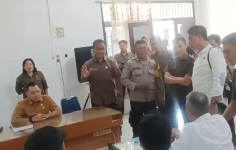 Kericuhan terjadi diruang rapat Kantor PUD Pasar Kota Medan tampak Direktur Utama PUD Pasar Kota Medan, Anggia Ramadhan. (Foto Ist)