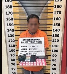 Pelaku S dan barang bukti yang diamakan Sat Resnarkoba Polres Tebing Tinggi