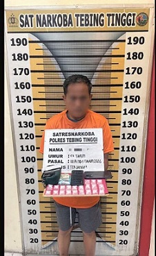 Pelaku S dan barang bukti yang diamakan Sat Resnarkoba Polres Tebing Tinggi