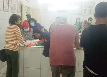 Jenajah korban usai di visum luar ditangisi ketiga anak kandung dan keluarga di ruangan jenajah RSUD dr Djasamen Saragih