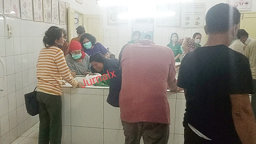 Jenajah korban usai di visum luar ditangisi ketiga anak kandung dan keluarga di ruangan jenajah RSUD dr Djasamen Saragih