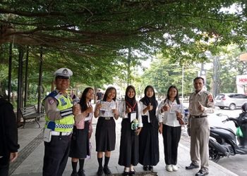 Personil Unit Kamsel melaksanakan sosialisasi dan edukasi tertib berlalu lintas kepada masyarakat di Taman Bunga