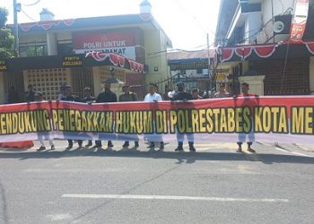 Puluhan massa dari Forum Masyarakat Peduli Keadilan (FMPK) gelar aksi di depan Polrestabes Medan (Foto Romulo)
