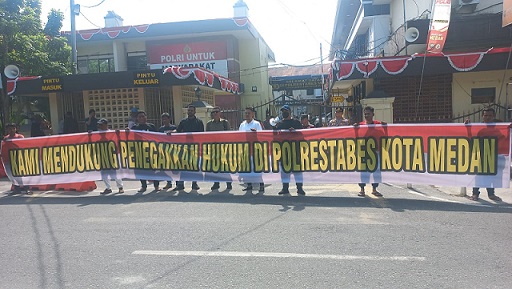 Puluhan massa dari Forum Masyarakat Peduli Keadilan (FMPK) gelar aksi di depan Polrestabes Medan (Foto Romulo)