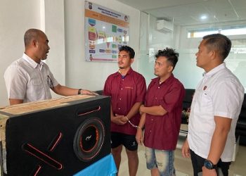 Dua pelaku penyeludupan 25 kg sabu disembunyikan di dalam speaker yang ditangkap polisi. (Foto Ist)