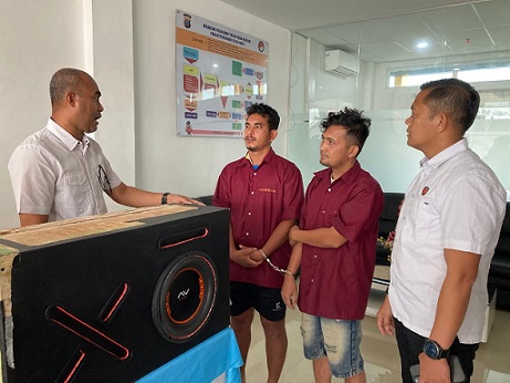Dua pelaku penyeludupan 25 kg sabu disembunyikan di dalam speaker yang ditangkap polisi. (Foto Ist)