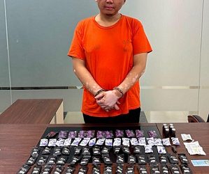 Pelaku penyeludupan 101 bungkus liquid rokok atau Pod Getar diduga mengandung narkoba yang diamankan di Bandara Kuala Namu. (Foto Ist)