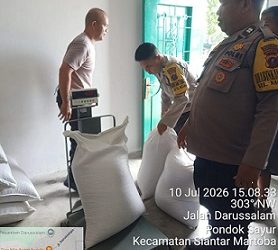 Kanit Binmas IPDA Nirwan Sirait bersama Bhabinkamtibmas AIPTU R.B. Purba dampingi penjualan jagung petani binaan ke Bulog Cabang Pematangsiantar