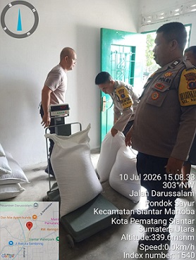 Kanit Binmas IPDA Nirwan Sirait bersama Bhabinkamtibmas AIPTU R.B. Purba dampingi penjualan jagung petani binaan ke Bulog Cabang Pematangsiantar