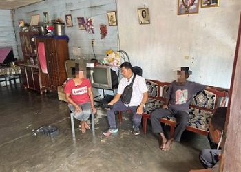 Kanit Reskrim IPDA J. Manihuruk SH bersama piket Bhabinkamtibmas saat berikan himbuan kepada RB diduga ODGJ dan kakak kandungnya RK