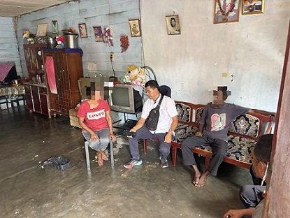 Kanit Reskrim IPDA J. Manihuruk SH bersama piket Bhabinkamtibmas saat berikan himbuan kepada RB diduga ODGJ dan kakak kandungnya RK